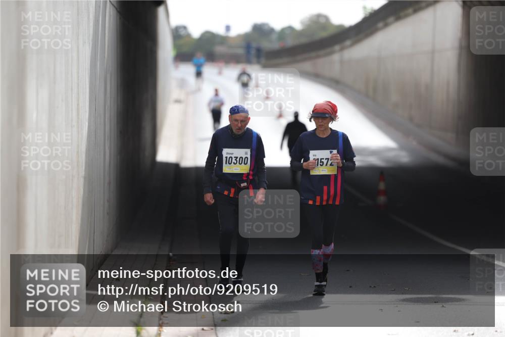 05.10.2025 - 20. swb-Marathon Bremen Michael Strokosch http://msf.ph/oto/9209519 05.10.2025 11:20:23 Laufen 10300, 1572 meine-sportfotos.de