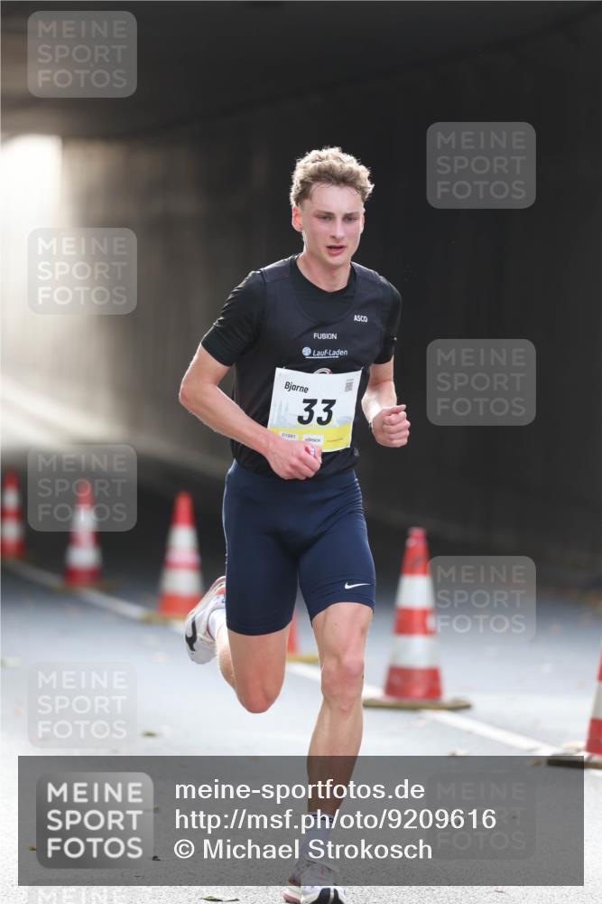 05.10.2025 - 20. swb-Marathon Bremen Michael Strokosch http://msf.ph/oto/9209616 05.10.2025 10:25:20 Laufen 33, 01991 meine-sportfotos.de