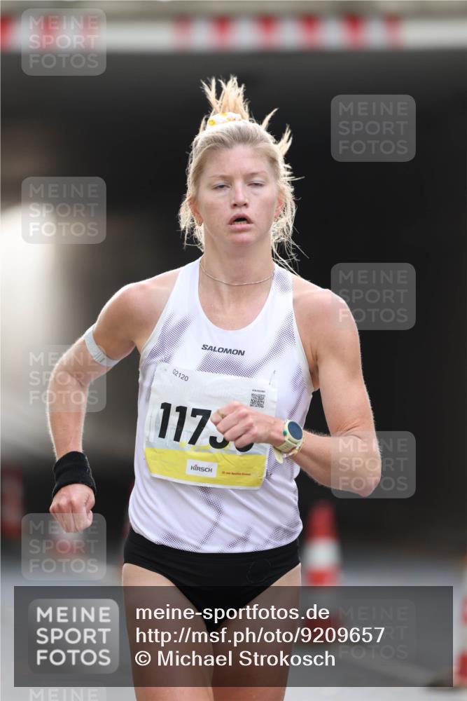 05.10.2025 - 20. swb-Marathon Bremen Michael Strokosch http://msf.ph/oto/9209657 05.10.2025 10:27:29 Laufen 02120, 11730 meine-sportfotos.de