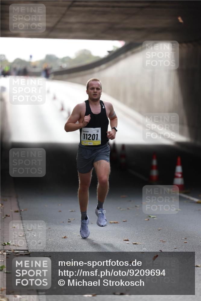 05.10.2025 - 20. swb-Marathon Bremen Michael Strokosch http://msf.ph/oto/9209694 05.10.2025 10:28:27 Laufen 11201 meine-sportfotos.de