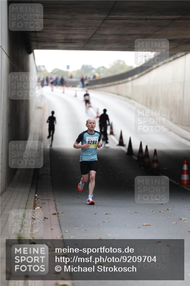 05.10.2025 - 20. swb-Marathon Bremen Michael Strokosch http://msf.ph/oto/9209704 05.10.2025 10:28:55 Laufen 9280 meine-sportfotos.de
