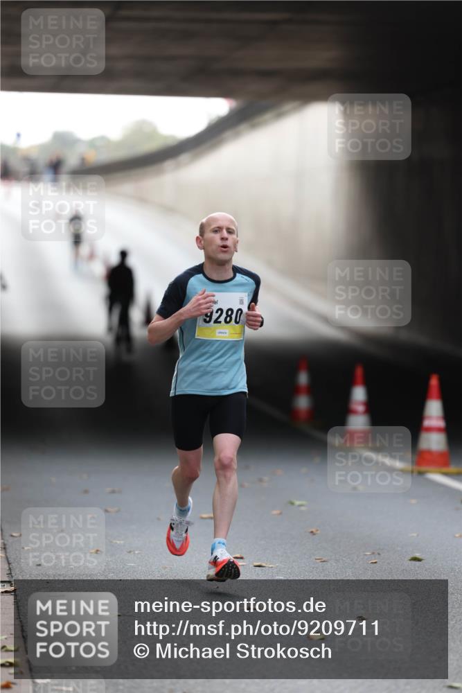05.10.2025 - 20. swb-Marathon Bremen Michael Strokosch http://msf.ph/oto/9209711 05.10.2025 10:28:58 Laufen 9280 meine-sportfotos.de