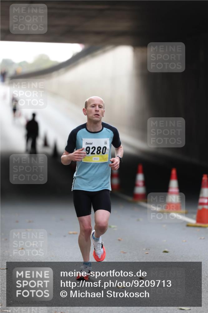 05.10.2025 - 20. swb-Marathon Bremen Michael Strokosch http://msf.ph/oto/9209713 05.10.2025 10:28:59 Laufen 9280 meine-sportfotos.de