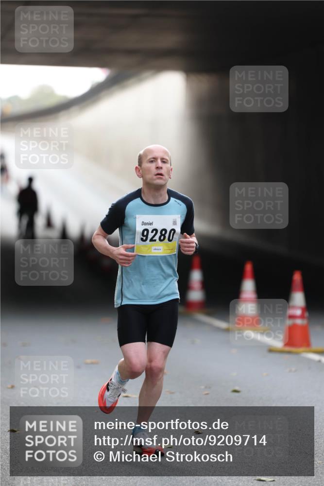 05.10.2025 - 20. swb-Marathon Bremen Michael Strokosch http://msf.ph/oto/9209714 05.10.2025 10:28:59 Laufen 9280 meine-sportfotos.de