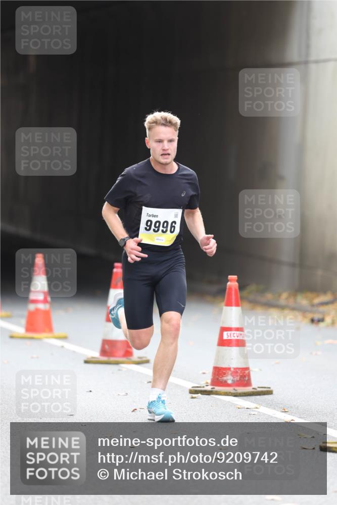 05.10.2025 - 20. swb-Marathon Bremen Michael Strokosch http://msf.ph/oto/9209742 05.10.2025 10:29:16 Laufen 9996 meine-sportfotos.de