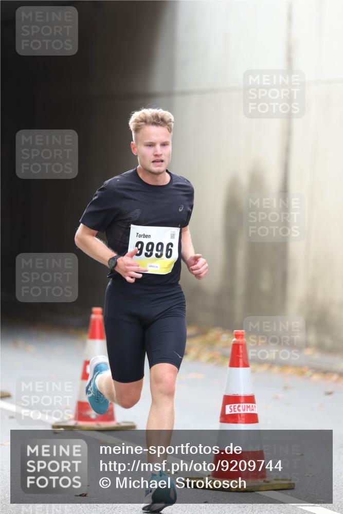 05.10.2025 - 20. swb-Marathon Bremen Michael Strokosch http://msf.ph/oto/9209744 05.10.2025 10:29:17 Laufen 9996 meine-sportfotos.de