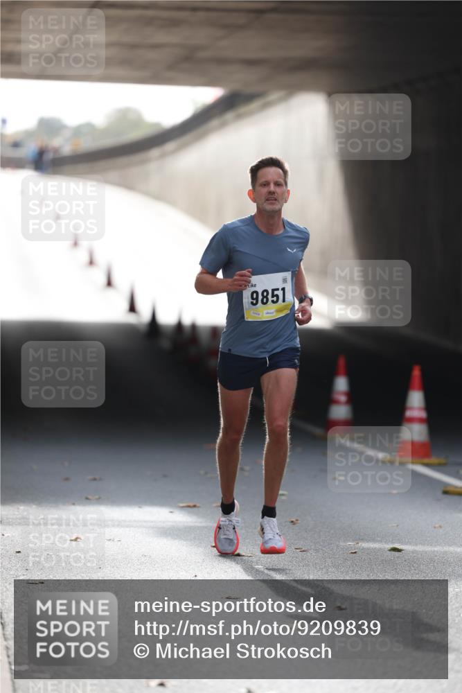 05.10.2025 - 20. swb-Marathon Bremen Michael Strokosch http://msf.ph/oto/9209839 05.10.2025 10:30:47 Laufen 9851 meine-sportfotos.de