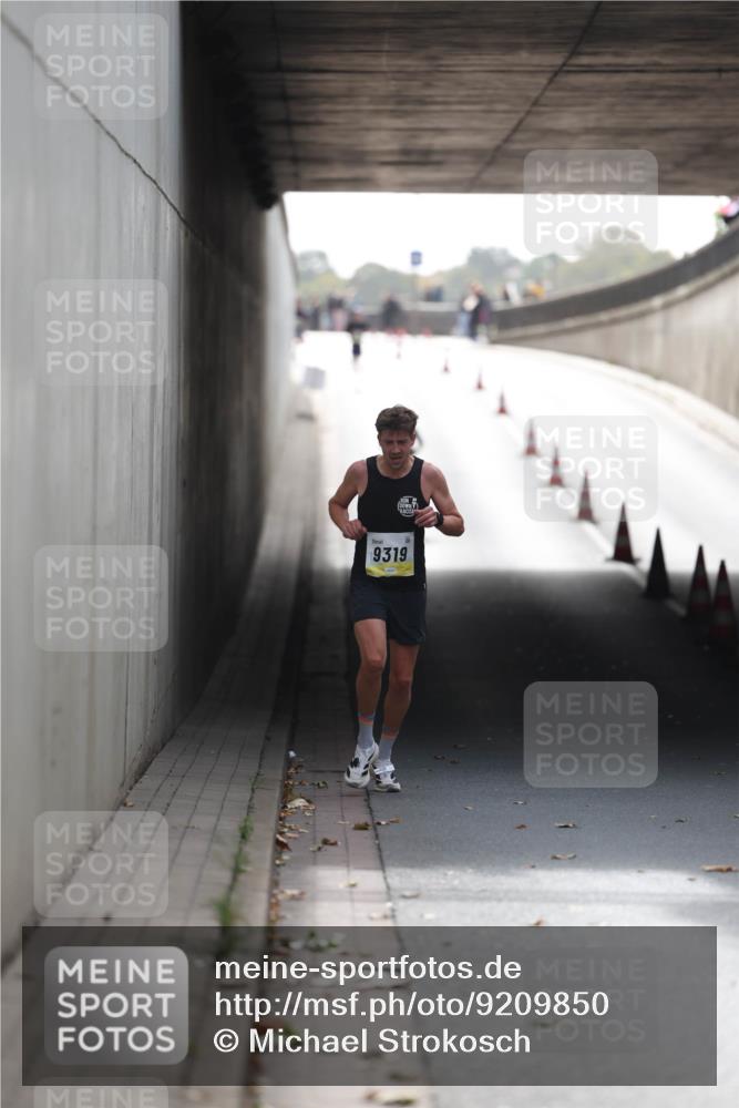 05.10.2025 - 20. swb-Marathon Bremen Michael Strokosch http://msf.ph/oto/9209850 05.10.2025 10:30:54 Laufen 9319 meine-sportfotos.de