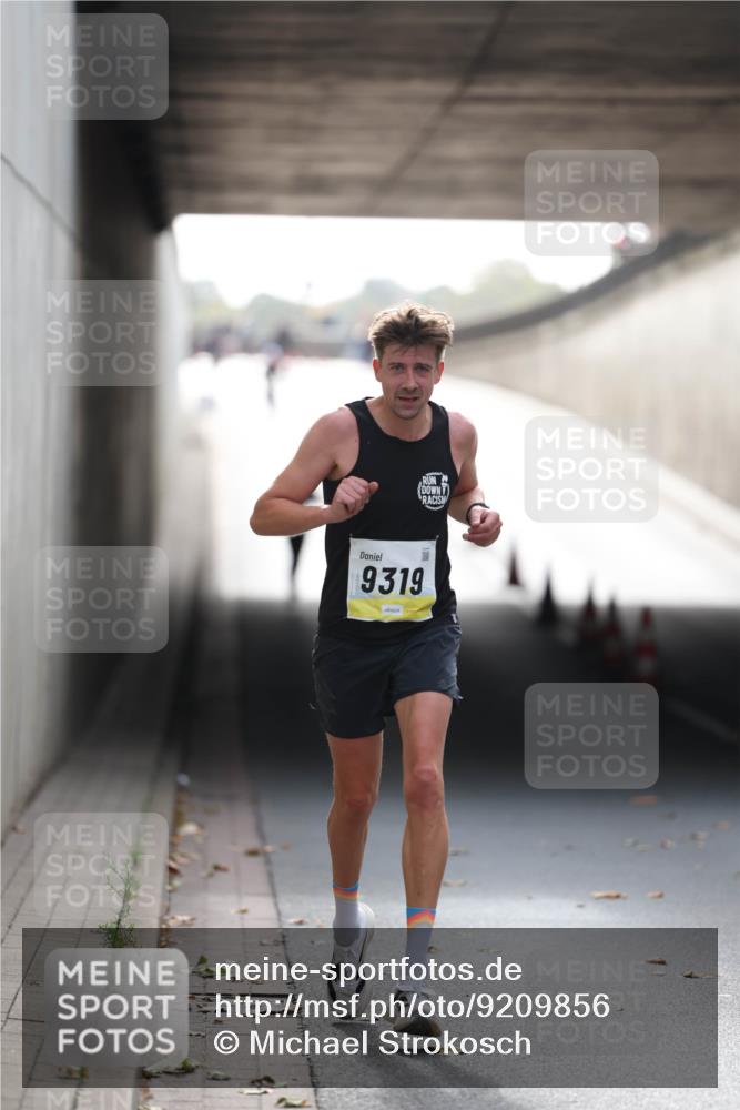 05.10.2025 - 20. swb-Marathon Bremen Michael Strokosch http://msf.ph/oto/9209856 05.10.2025 10:30:58 Laufen 9319 meine-sportfotos.de