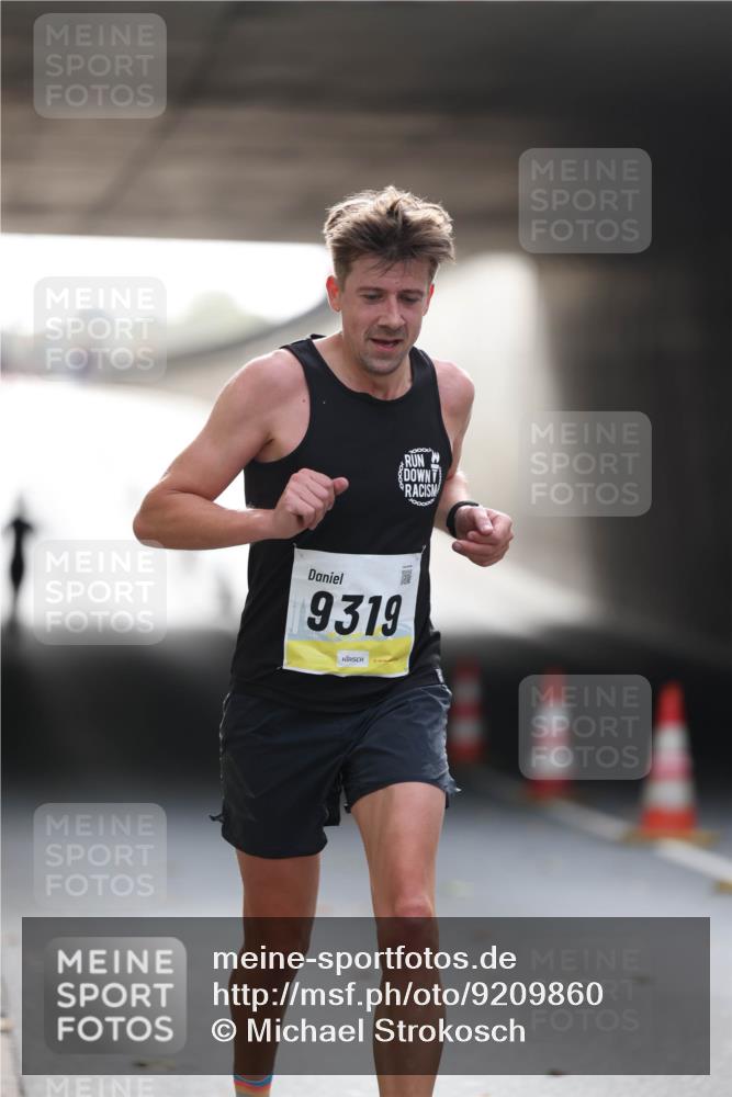 05.10.2025 - 20. swb-Marathon Bremen Michael Strokosch http://msf.ph/oto/9209860 05.10.2025 10:30:59 Laufen 1, 9319 meine-sportfotos.de