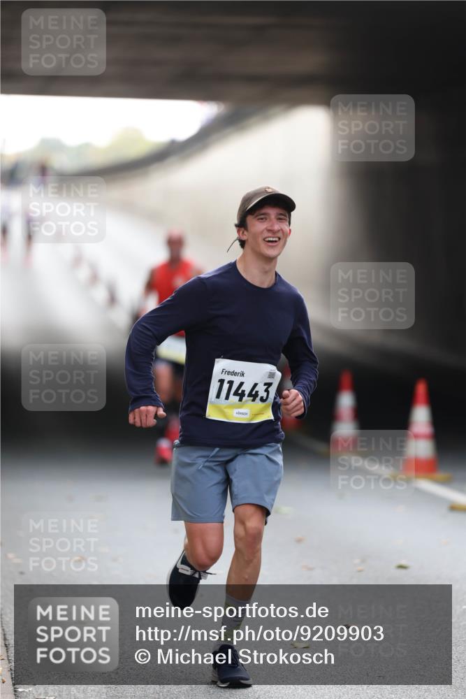 05.10.2025 - 20. swb-Marathon Bremen Michael Strokosch http://msf.ph/oto/9209903 05.10.2025 10:31:29 Laufen 3, 11443 meine-sportfotos.de