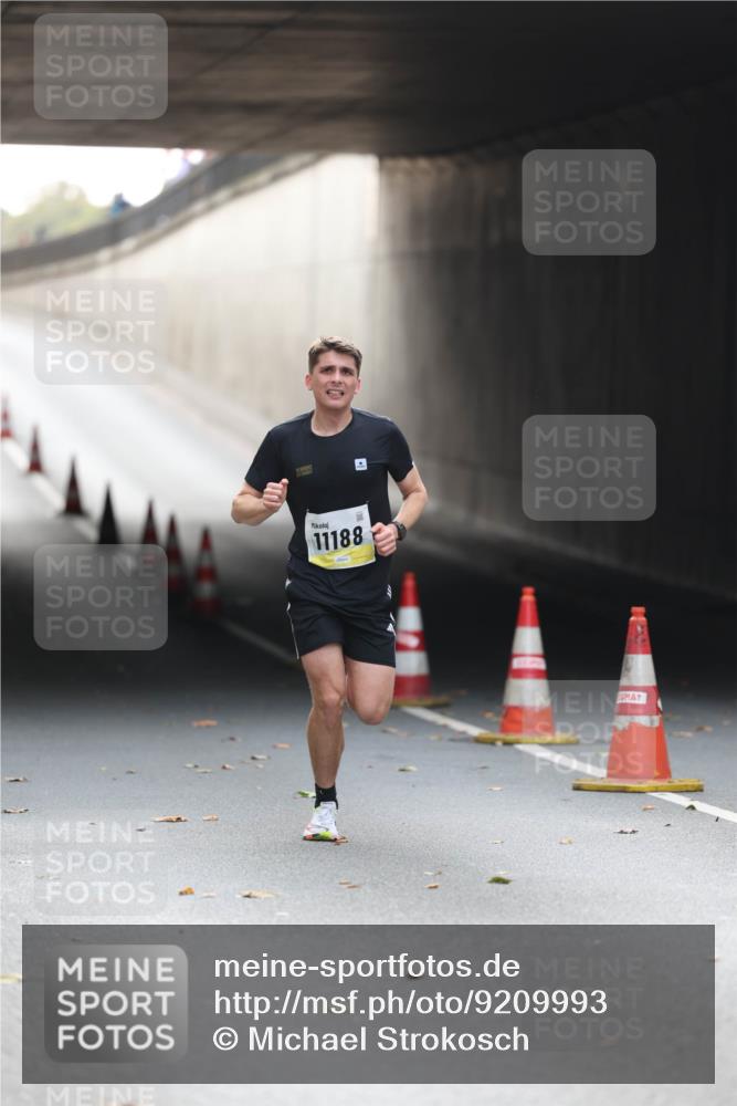 05.10.2025 - 20. swb-Marathon Bremen Michael Strokosch http://msf.ph/oto/9209993 05.10.2025 10:32:18 Laufen 11188 meine-sportfotos.de