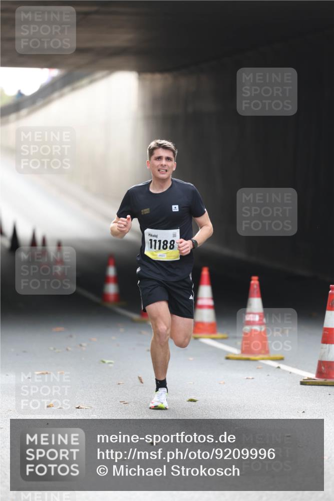 05.10.2025 - 20. swb-Marathon Bremen Michael Strokosch http://msf.ph/oto/9209996 05.10.2025 10:32:19 Laufen 11188 meine-sportfotos.de