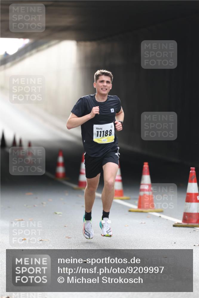 05.10.2025 - 20. swb-Marathon Bremen Michael Strokosch http://msf.ph/oto/9209997 05.10.2025 10:32:19 Laufen 11188 meine-sportfotos.de
