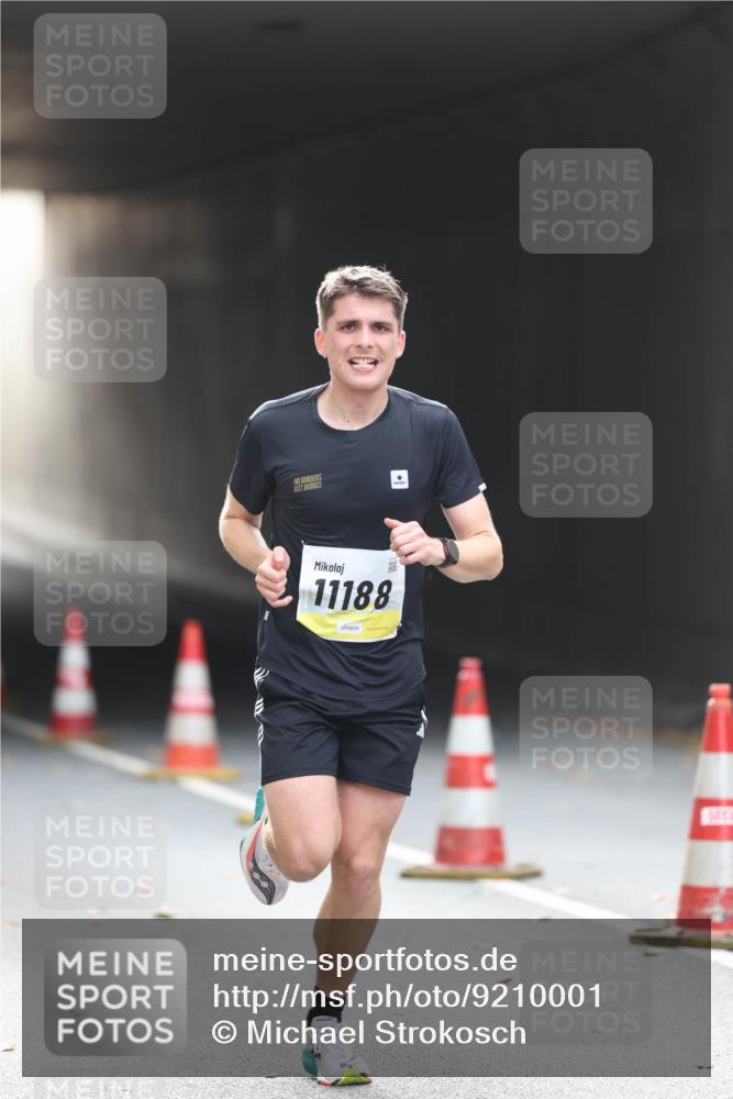 05.10.2025 - 20. swb-Marathon Bremen Michael Strokosch http://msf.ph/oto/9210001 05.10.2025 10:32:20 Laufen 11188 meine-sportfotos.de