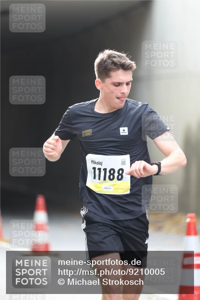 05.10.2025 - 20. swb-Marathon Bremen Michael Strokosch http://msf.ph/oto/9210005 05.10.2025 10:32:21 Laufen 11188 meine-sportfotos.de