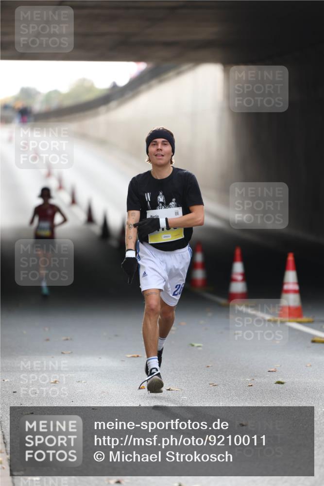 05.10.2025 - 20. swb-Marathon Bremen Michael Strokosch http://msf.ph/oto/9210011 05.10.2025 10:32:27 Laufen 2 meine-sportfotos.de