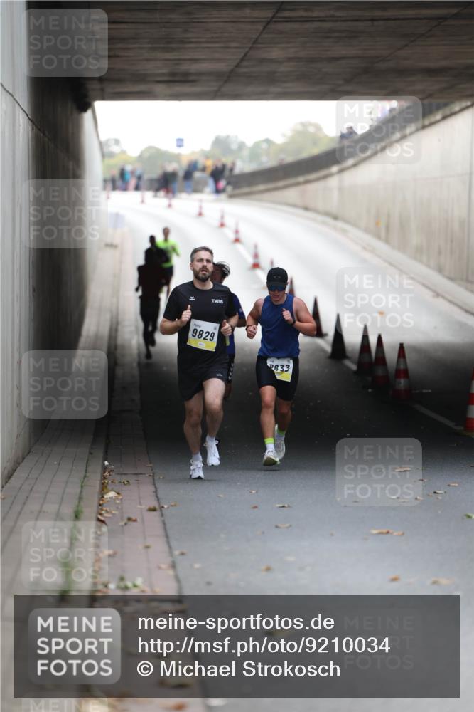 05.10.2025 - 20. swb-Marathon Bremen Michael Strokosch http://msf.ph/oto/9210034 05.10.2025 10:32:45 Laufen 9829, 1, 2833 meine-sportfotos.de