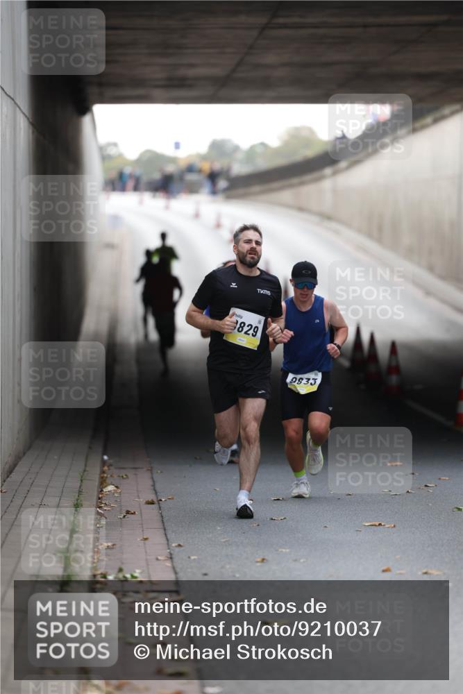 05.10.2025 - 20. swb-Marathon Bremen Michael Strokosch http://msf.ph/oto/9210037 05.10.2025 10:32:46 Laufen 829, 9833 meine-sportfotos.de