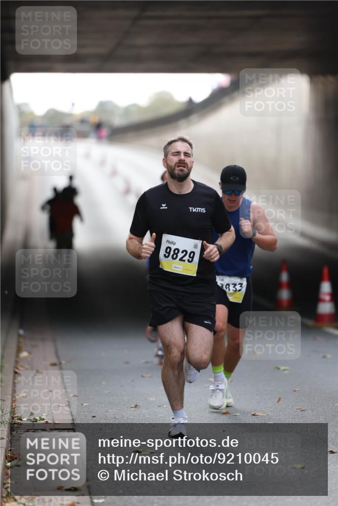 05.10.2025 - 20. swb-Marathon Bremen Michael Strokosch http://msf.ph/oto/9210045 05.10.2025 10:32:48 Laufen 9829, 2833 meine-sportfotos.de