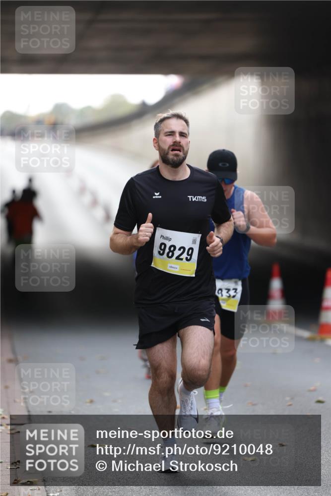 05.10.2025 - 20. swb-Marathon Bremen Michael Strokosch http://msf.ph/oto/9210048 05.10.2025 10:32:49 Laufen 9829, 933 meine-sportfotos.de