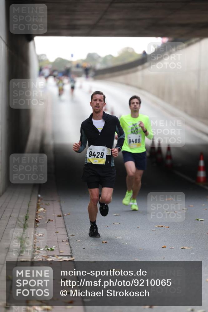 05.10.2025 - 20. swb-Marathon Bremen Michael Strokosch http://msf.ph/oto/9210065 05.10.2025 10:32:59 Laufen 9429, 9480 meine-sportfotos.de