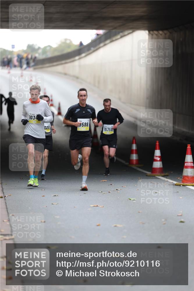 05.10.2025 - 20. swb-Marathon Bremen Michael Strokosch http://msf.ph/oto/9210116 05.10.2025 10:33:30 Laufen 1034, 586, 021, 10358 meine-sportfotos.de