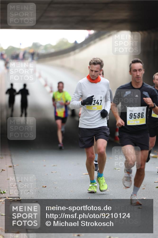 05.10.2025 - 20. swb-Marathon Bremen Michael Strokosch http://msf.ph/oto/9210124 05.10.2025 10:33:33 Laufen 347, 9586 meine-sportfotos.de