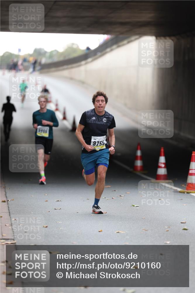 05.10.2025 - 20. swb-Marathon Bremen Michael Strokosch http://msf.ph/oto/9210160 05.10.2025 10:33:59 Laufen 9966, 9755 meine-sportfotos.de