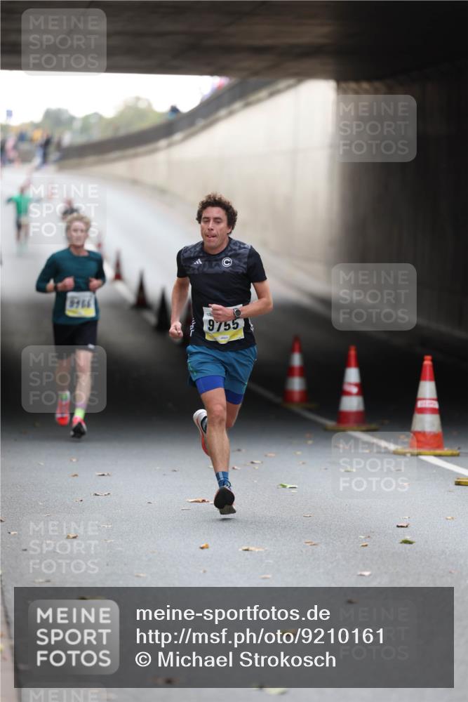 05.10.2025 - 20. swb-Marathon Bremen Michael Strokosch http://msf.ph/oto/9210161 05.10.2025 10:33:59 Laufen 9966, 9755 meine-sportfotos.de