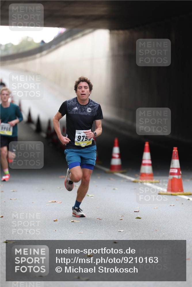 05.10.2025 - 20. swb-Marathon Bremen Michael Strokosch http://msf.ph/oto/9210163 05.10.2025 10:34:00 Laufen 9753 meine-sportfotos.de