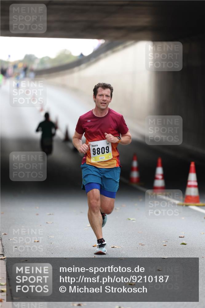 05.10.2025 - 20. swb-Marathon Bremen Michael Strokosch http://msf.ph/oto/9210187 05.10.2025 10:34:10 Laufen 9809 meine-sportfotos.de