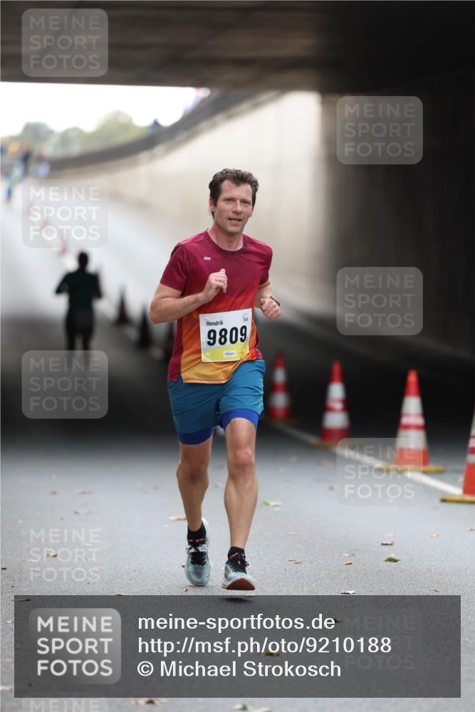 05.10.2025 - 20. swb-Marathon Bremen Michael Strokosch http://msf.ph/oto/9210188 05.10.2025 10:34:11 Laufen 9809 meine-sportfotos.de