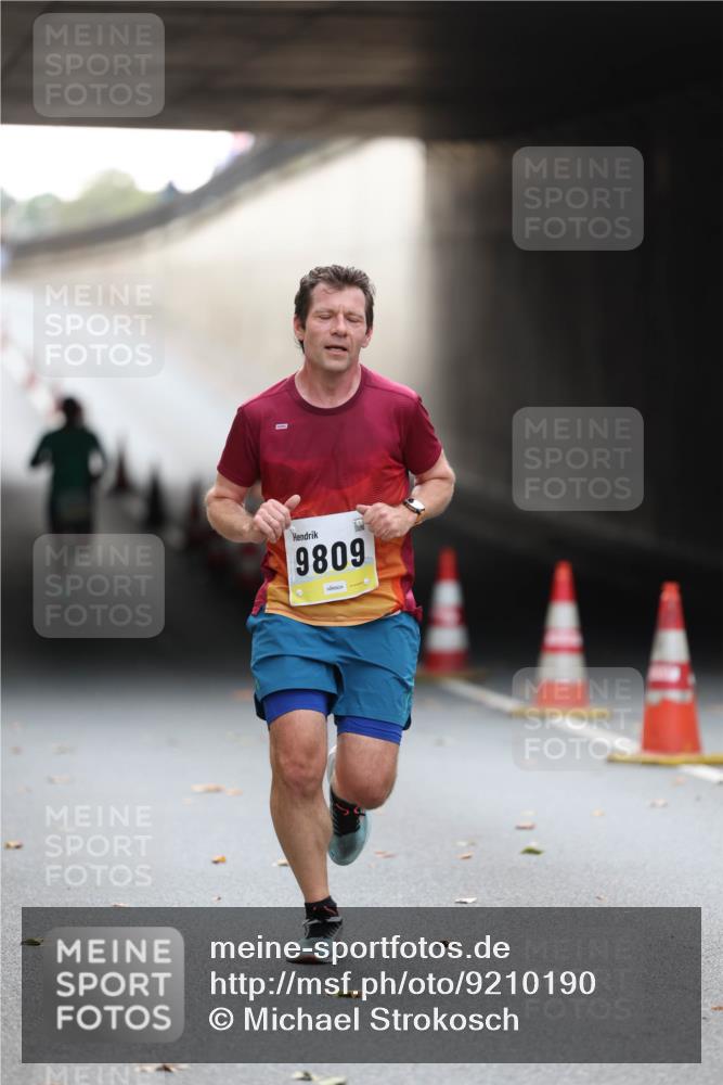 05.10.2025 - 20. swb-Marathon Bremen Michael Strokosch http://msf.ph/oto/9210190 05.10.2025 10:34:11 Laufen 9809 meine-sportfotos.de