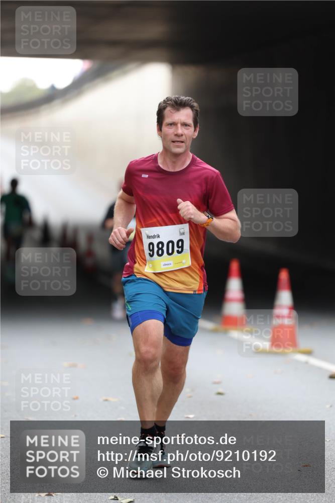 05.10.2025 - 20. swb-Marathon Bremen Michael Strokosch http://msf.ph/oto/9210192 05.10.2025 10:34:11 Laufen 9809 meine-sportfotos.de