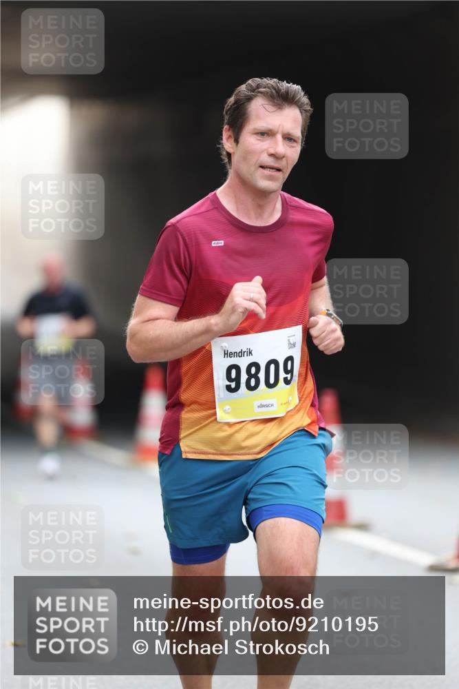 05.10.2025 - 20. swb-Marathon Bremen Michael Strokosch http://msf.ph/oto/9210195 05.10.2025 10:34:12 Laufen 42, 9809 meine-sportfotos.de