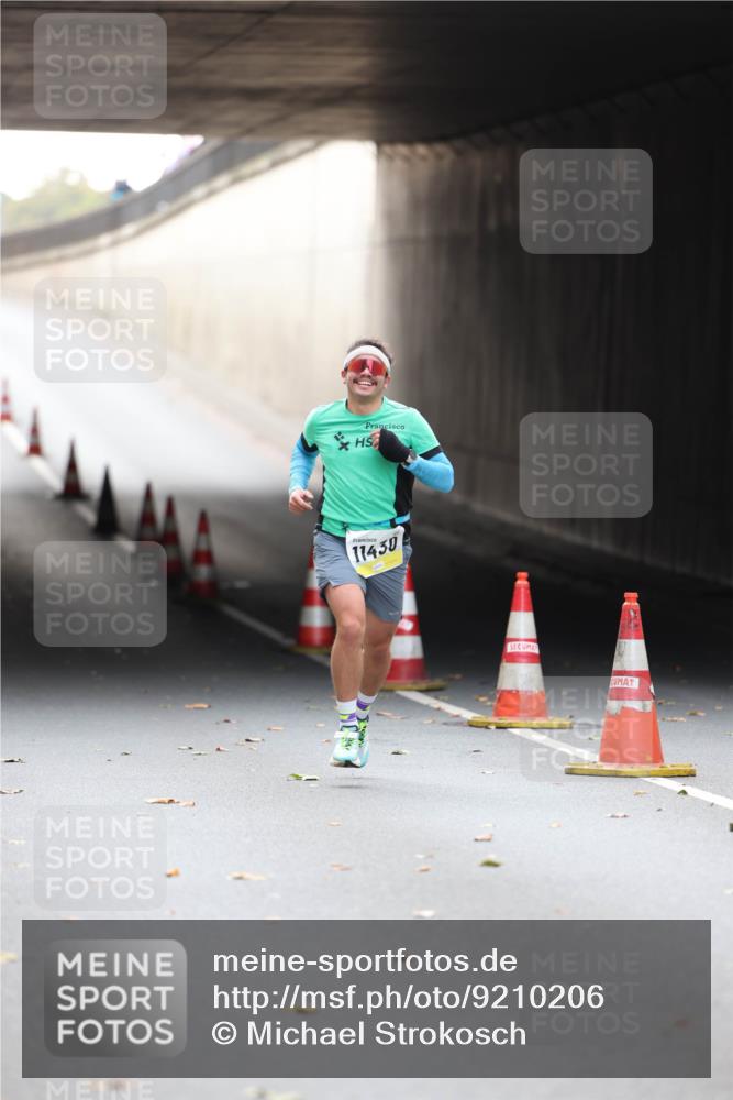 05.10.2025 - 20. swb-Marathon Bremen Michael Strokosch http://msf.ph/oto/9210206 05.10.2025 10:34:16 Laufen 11430 meine-sportfotos.de