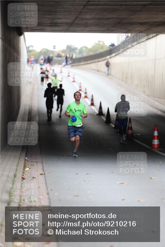 05.10.2025 - 20. swb-Marathon Bremen Michael Strokosch http://msf.ph/oto/9210216 05.10.2025 10:34:34 Laufen 9341 meine-sportfotos.de