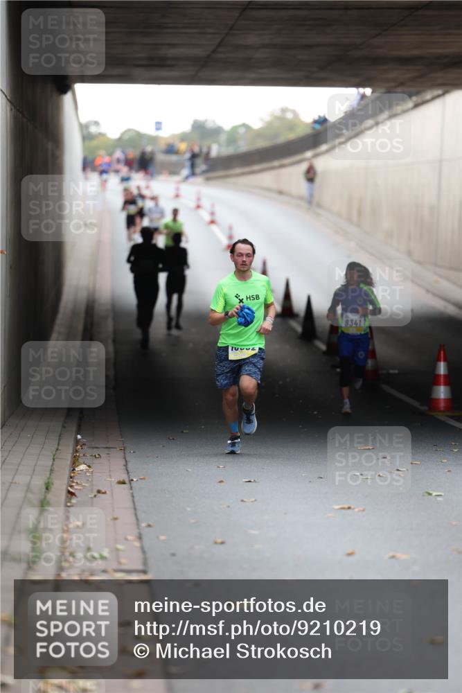 05.10.2025 - 20. swb-Marathon Bremen Michael Strokosch http://msf.ph/oto/9210219 05.10.2025 10:34:35 Laufen 9341 meine-sportfotos.de