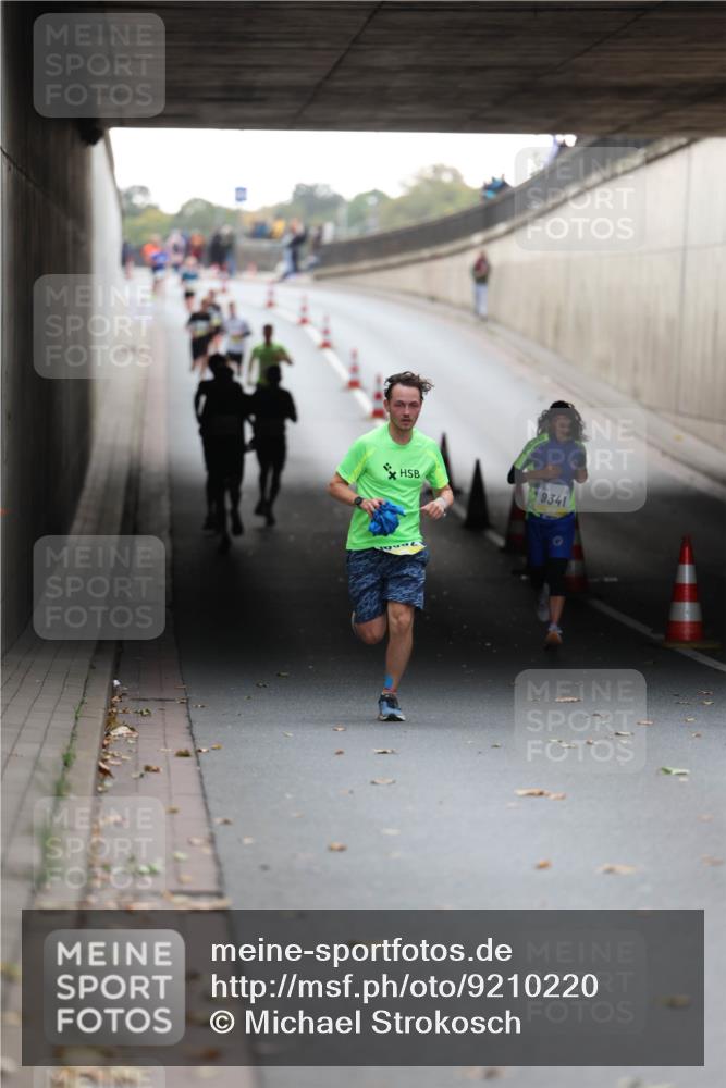 05.10.2025 - 20. swb-Marathon Bremen Michael Strokosch http://msf.ph/oto/9210220 05.10.2025 10:34:35 Laufen 9341 meine-sportfotos.de