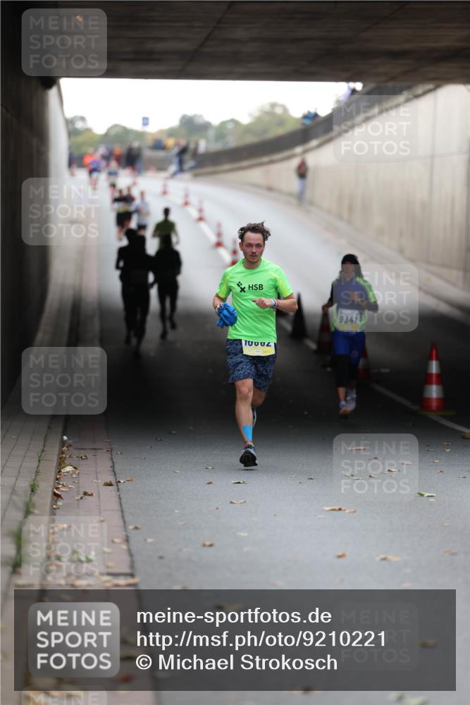 05.10.2025 - 20. swb-Marathon Bremen Michael Strokosch http://msf.ph/oto/9210221 05.10.2025 10:34:36 Laufen 10002, 9341 meine-sportfotos.de