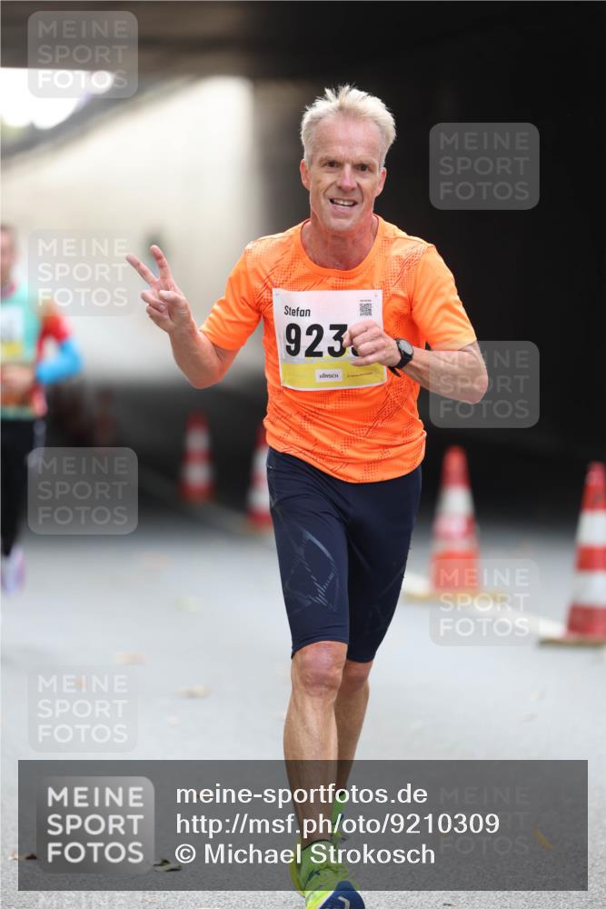 05.10.2025 - 20. swb-Marathon Bremen Michael Strokosch http://msf.ph/oto/9210309 05.10.2025 10:35:12 Laufen 923 meine-sportfotos.de