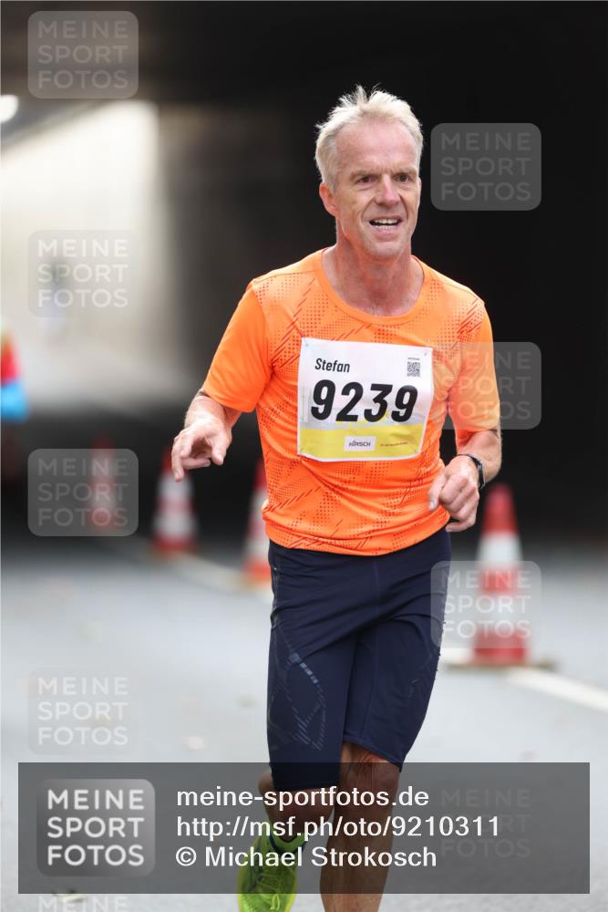 05.10.2025 - 20. swb-Marathon Bremen Michael Strokosch http://msf.ph/oto/9210311 05.10.2025 10:35:13 Laufen 9239 meine-sportfotos.de