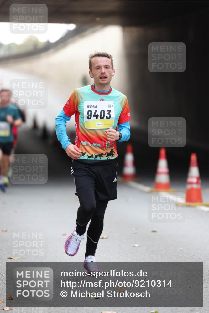 05.10.2025 - 20. swb-Marathon Bremen Michael Strokosch http://msf.ph/oto/9210314 05.10.2025 10:35:14 Laufen 9403 meine-sportfotos.de