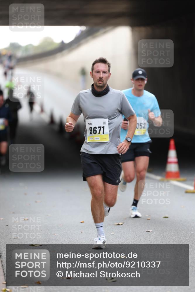 05.10.2025 - 20. swb-Marathon Bremen Michael Strokosch http://msf.ph/oto/9210337 05.10.2025 10:35:23 Laufen 9671, 02129, 052 meine-sportfotos.de