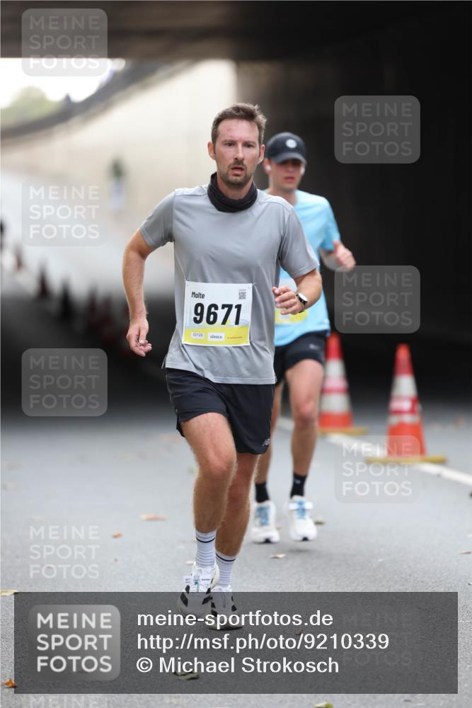 05.10.2025 - 20. swb-Marathon Bremen Michael Strokosch http://msf.ph/oto/9210339 05.10.2025 10:35:23 Laufen 9671, 02129 meine-sportfotos.de