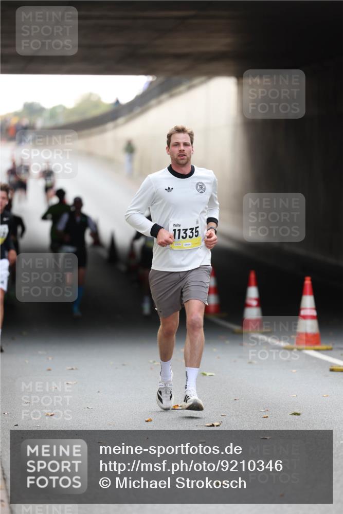 05.10.2025 - 20. swb-Marathon Bremen Michael Strokosch http://msf.ph/oto/9210346 05.10.2025 10:35:31 Laufen 11335, 01976 meine-sportfotos.de