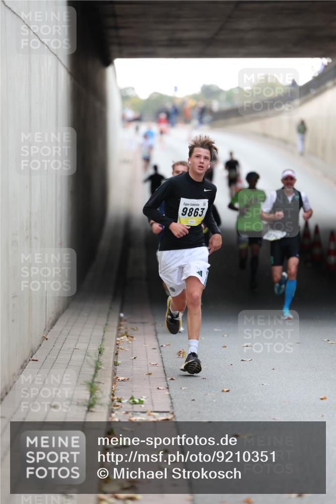 05.10.2025 - 20. swb-Marathon Bremen Michael Strokosch http://msf.ph/oto/9210351 05.10.2025 10:35:33 Laufen 9863 meine-sportfotos.de