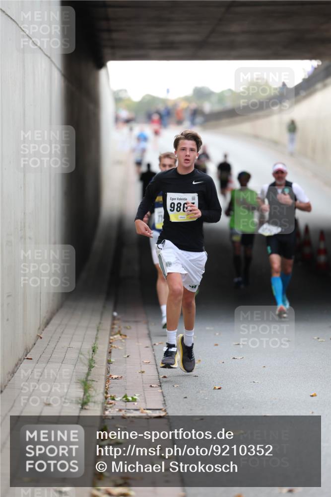 05.10.2025 - 20. swb-Marathon Bremen Michael Strokosch http://msf.ph/oto/9210352 05.10.2025 10:35:33 Laufen 986 meine-sportfotos.de