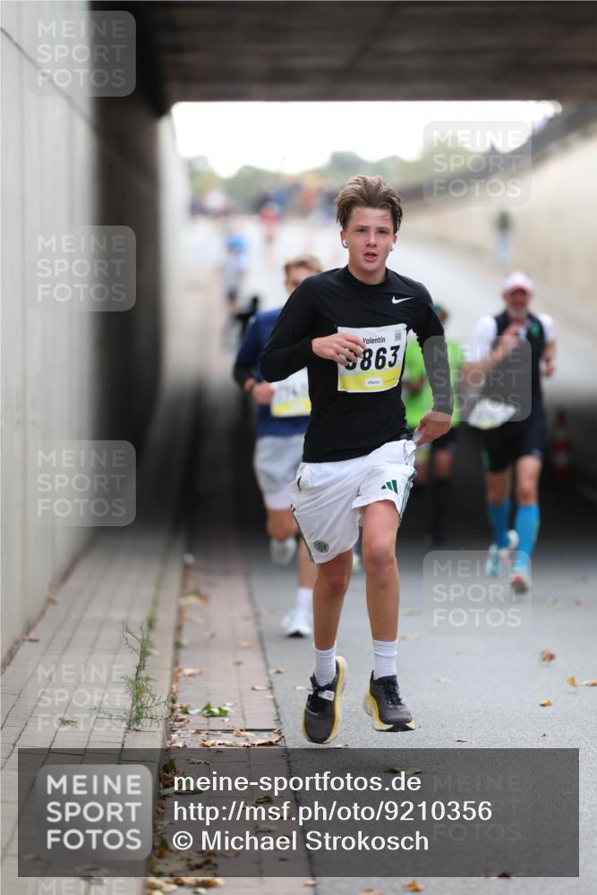 05.10.2025 - 20. swb-Marathon Bremen Michael Strokosch http://msf.ph/oto/9210356 05.10.2025 10:35:34 Laufen 863 meine-sportfotos.de